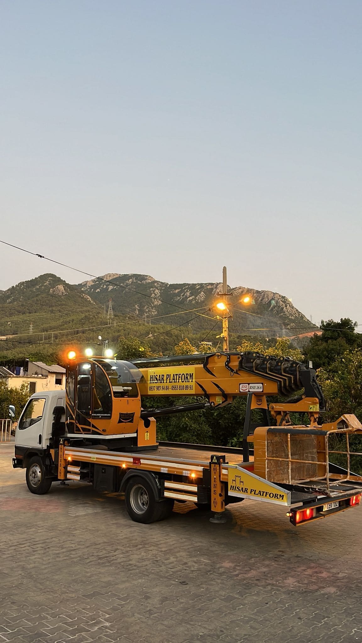 Alanya'da hizmete hazır bekleyen Hisar Platform sepetli vinç aracı