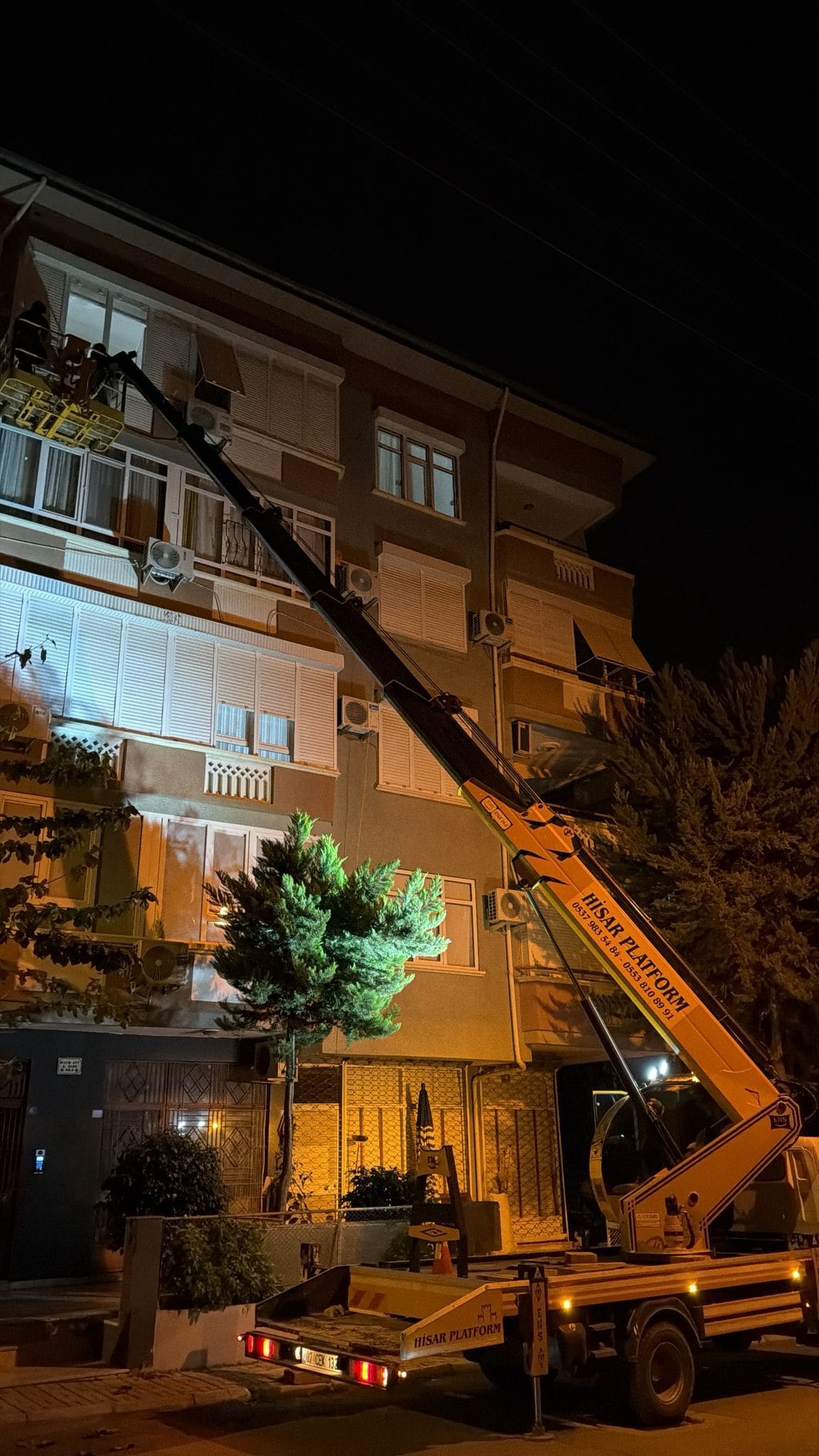 Alanya'da gece apartman cephesinde çalışan Hisar Platform sepetli vinci